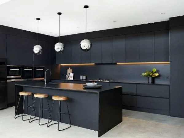 Solid black quartz island coordinated with dark kitchen cabinets Solid black quartz island coordinated with dark kitchen cabinets