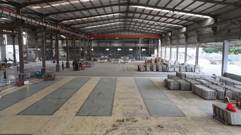 Quartz slab and countertop processing workshop Quartz slab and countertop processing workshop