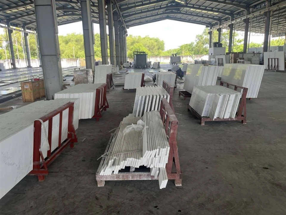 Prefab L-Shaped Calacatta Quartz Countertops for sale